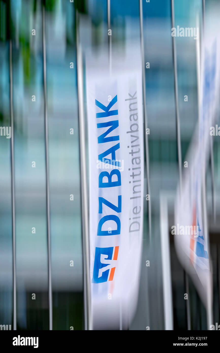 Flagge der DZ Bank vor der Konzernzentrale in Frankfurt Stockfoto