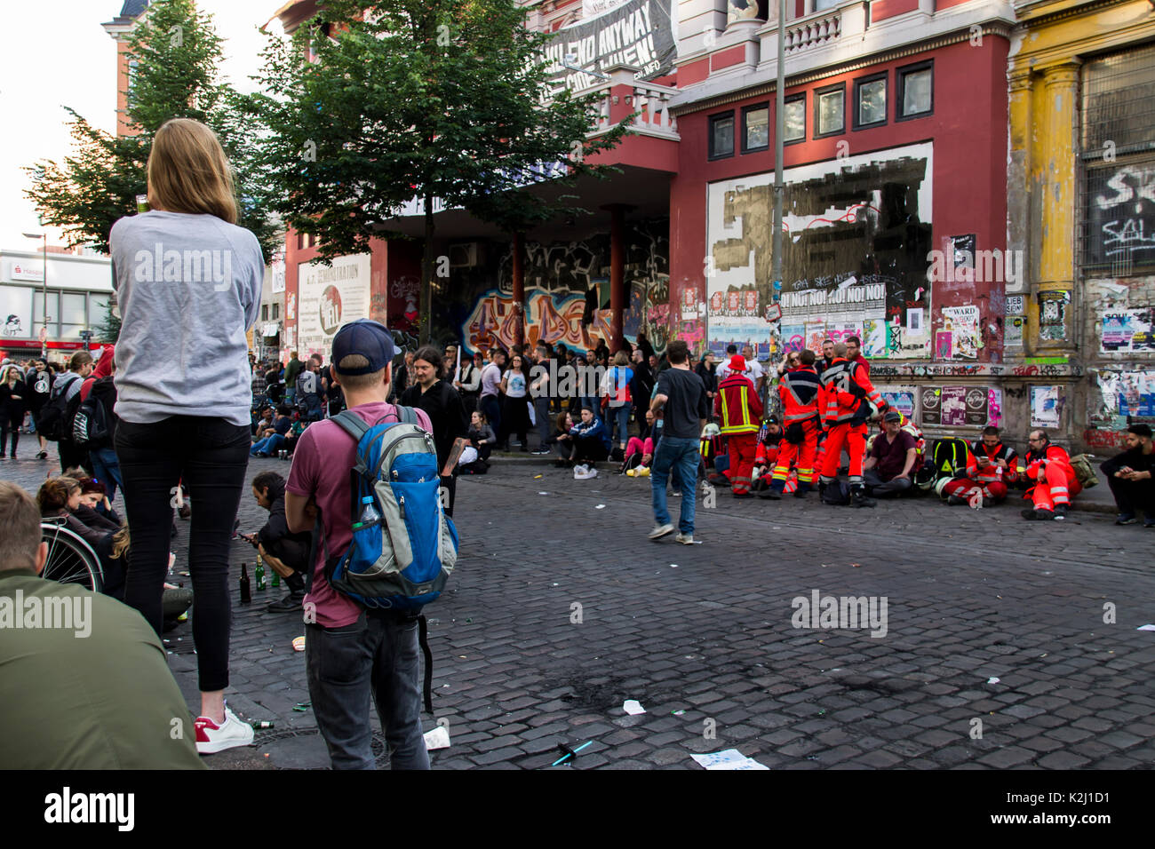 St. Pauli / Hamburg - Deutschland Juli 8, 2017: Nach der letzten Protest endete, die Menschen und die Polizei versammelt in der Nähe von Sternchanze warten auf Neue Roits. Stockfoto
