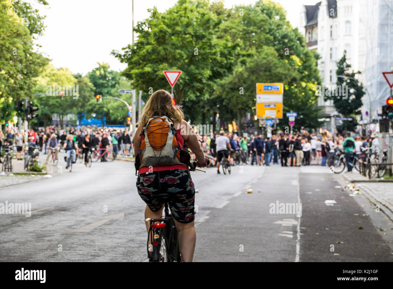 St. Pauli / Hamburg - Deutschland Juli 8, 2017: Nach der letzten Protest endete, die Menschen und die Polizei versammelt in der Nähe von Sternchanze warten auf Neue Roits. Stockfoto