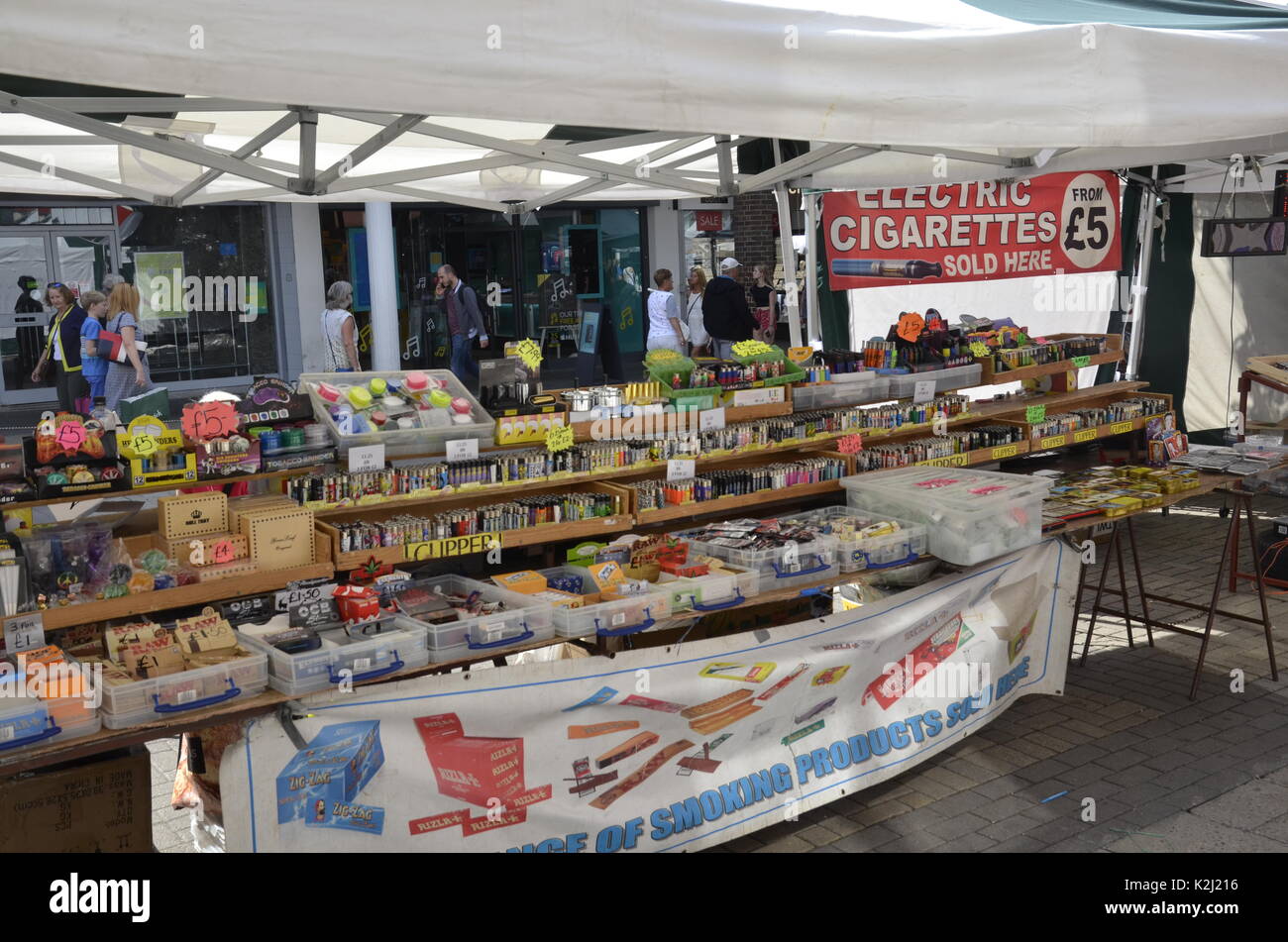e-zigaretten flohmarkt Zwei Männer bieten Plagiate auf Flohmarkt an main image 0
