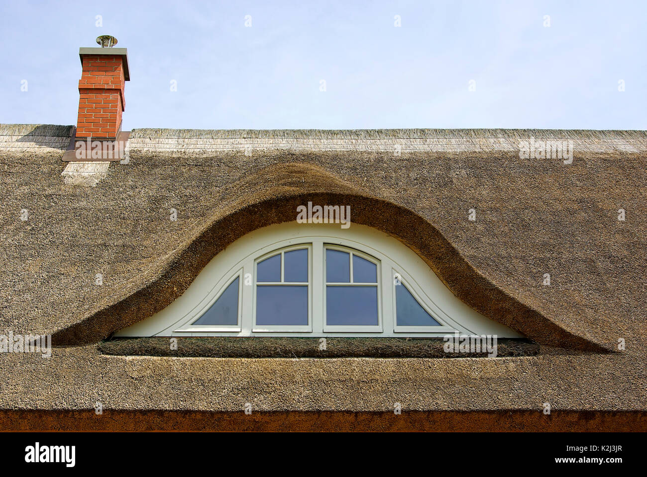 Ein Rohr, Dach mit einer hochgezogenen Augenbraue dormer auf einem typischen Wohnhaus als üblich in Norddeutschland und Mecklenburg-vorpommern. Stockfoto
