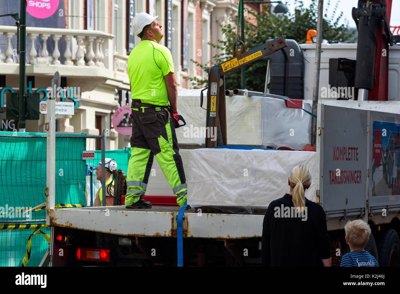 Kristiansand, Norwegen - 16. August 2017: Reisedokumentation der Bauarbeiter auf der Pritsche eines Lkws, über einen Aufzug von Gipsplatten wi starten Stockfoto