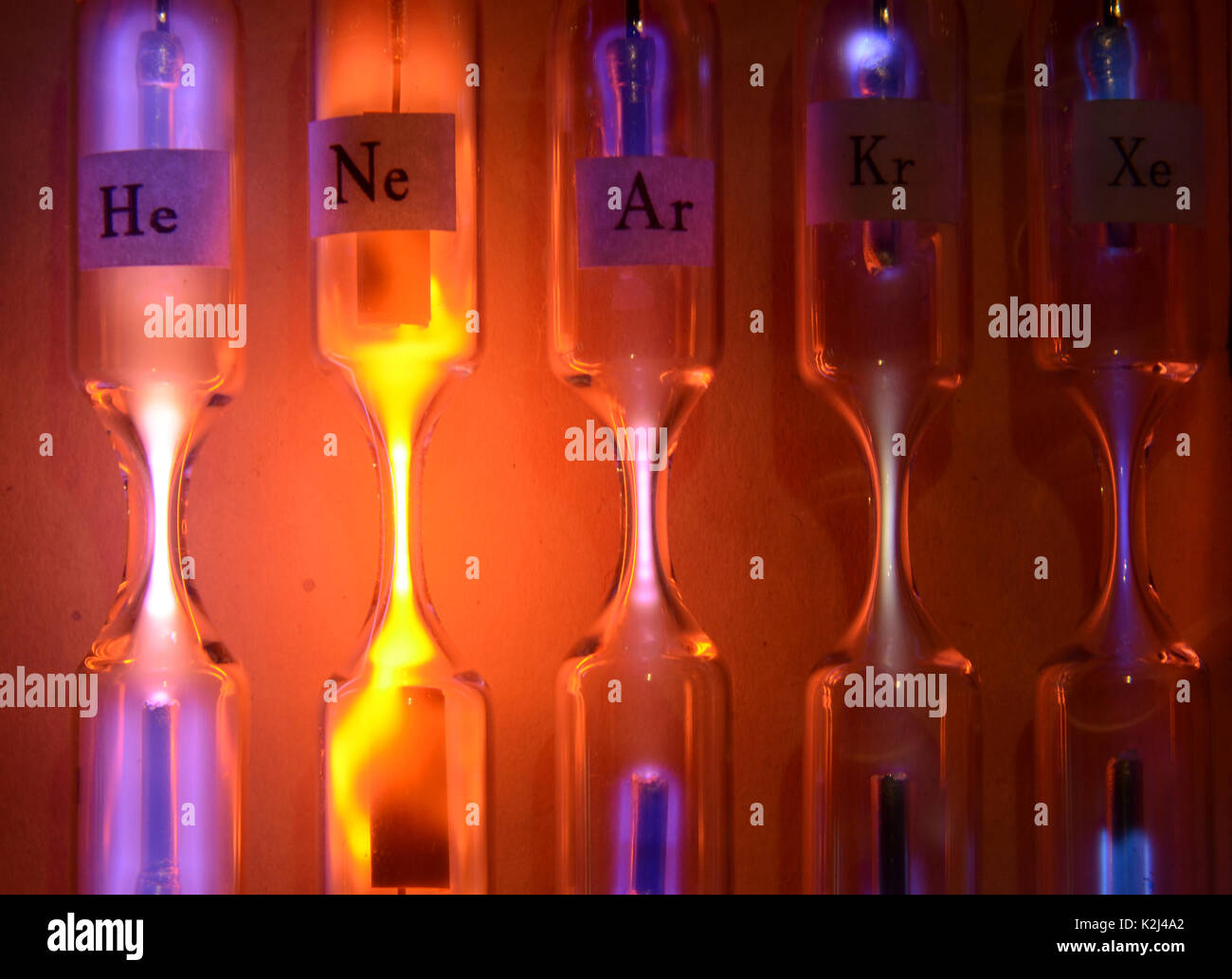 Rohre mit inerten Gasen mit hoher Spannung begeistert. Von links nach rechts: Helium, Neon, Argon, Krypton und Xenon. Jedes Rohr emittiert eine andere Farbe und in Stockfoto