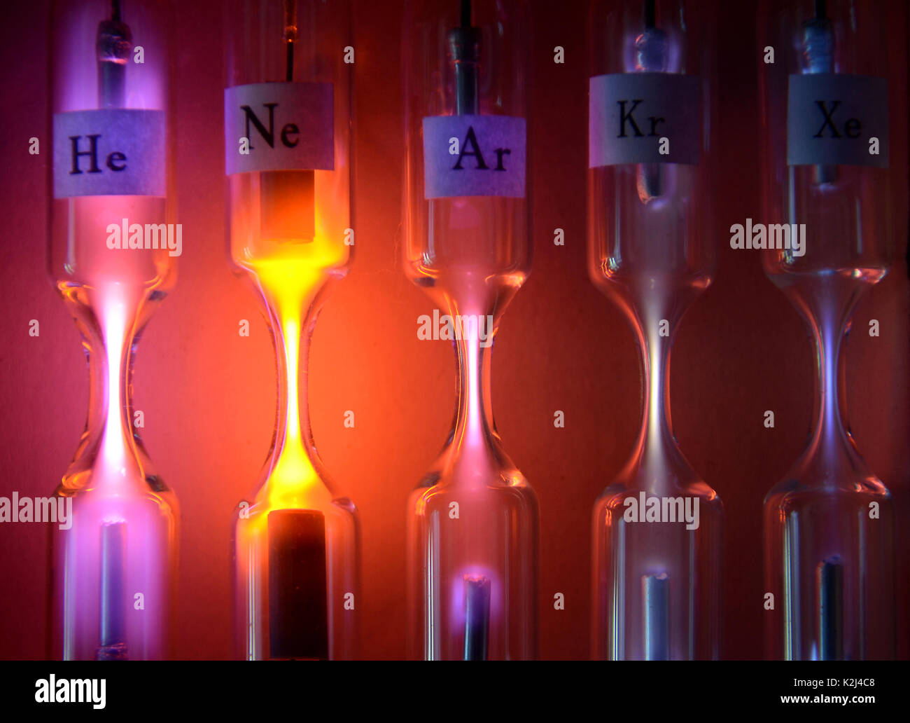 Rohre mit inerten Gasen mit hoher Spannung begeistert. Von links nach rechts: Helium, Neon, Argon, Krypton und Xenon. Jedes Rohr emittiert eine andere Farbe und in Stockfoto