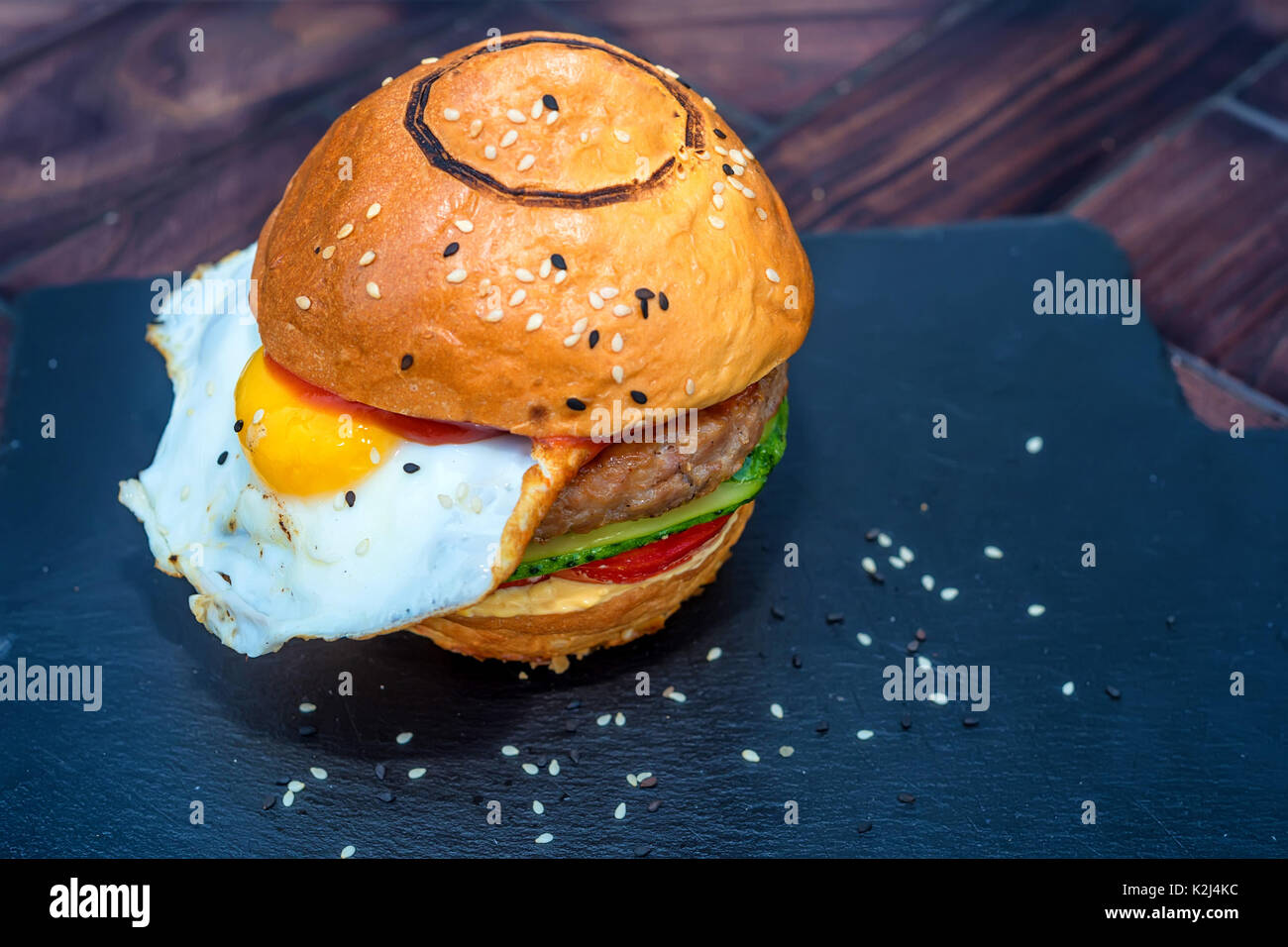 Restaurant Hamburger mit Spiegelei Stockfoto