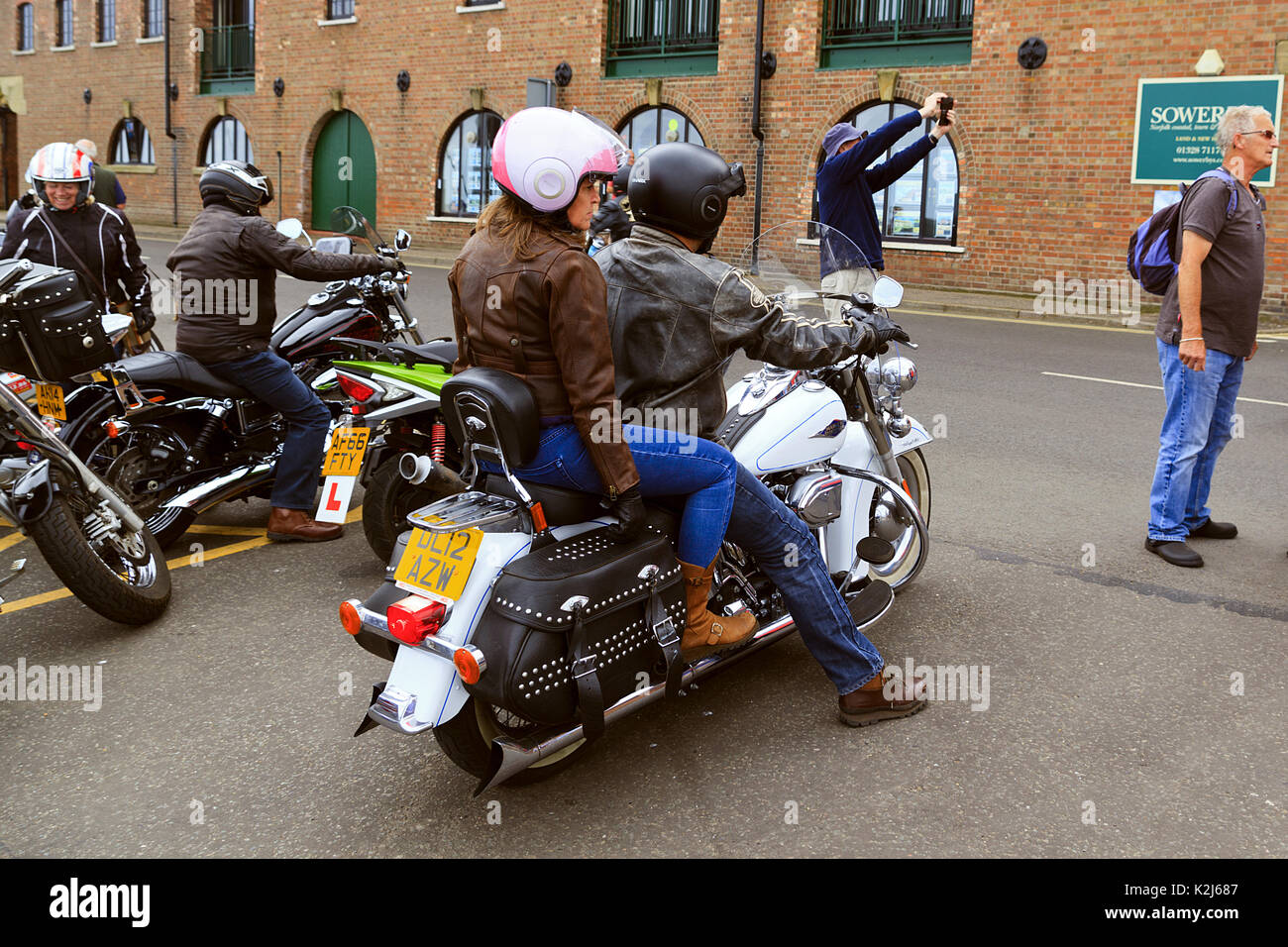 Harley Divison Fahrräder an der Brunnen neben dem Meer Karneval Norfolk Stockfoto