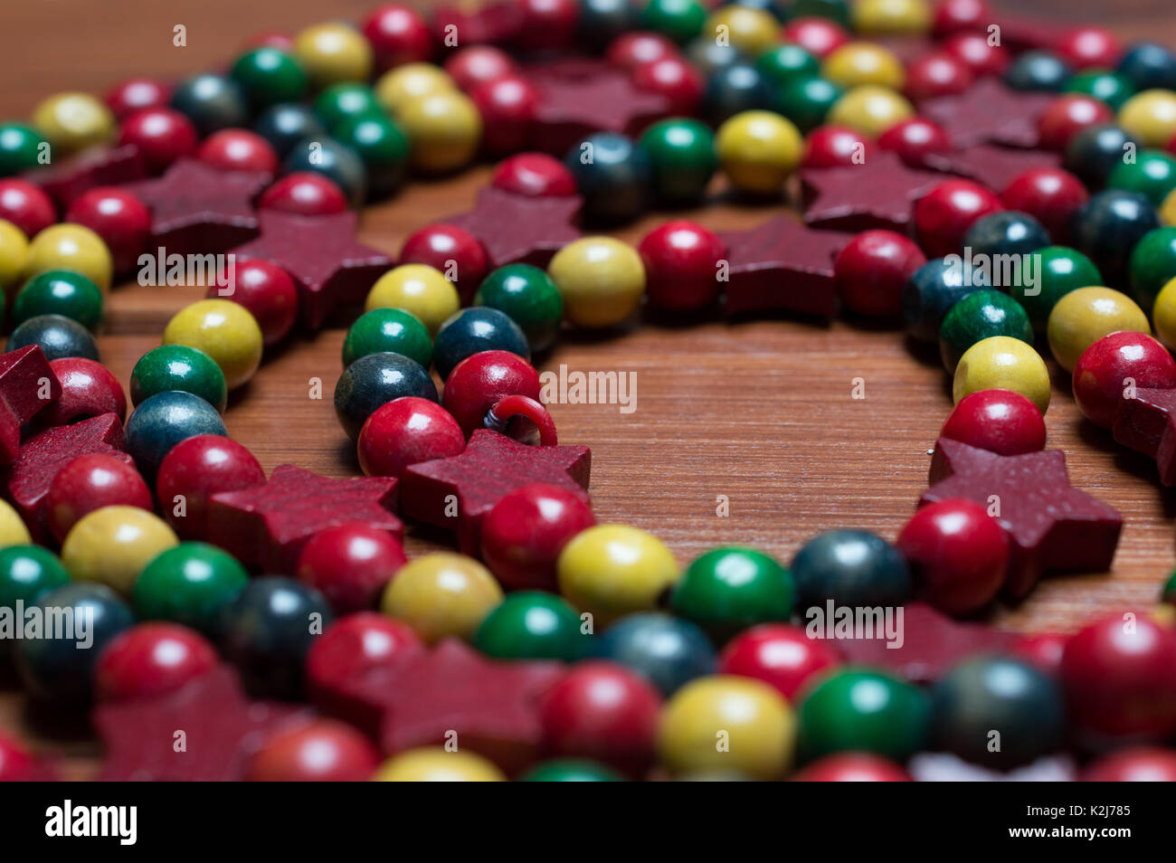 Wooden Weihnachten Dekorative Perlen in einer Spirale auf einer hölzernen Oberfläche Stockfoto