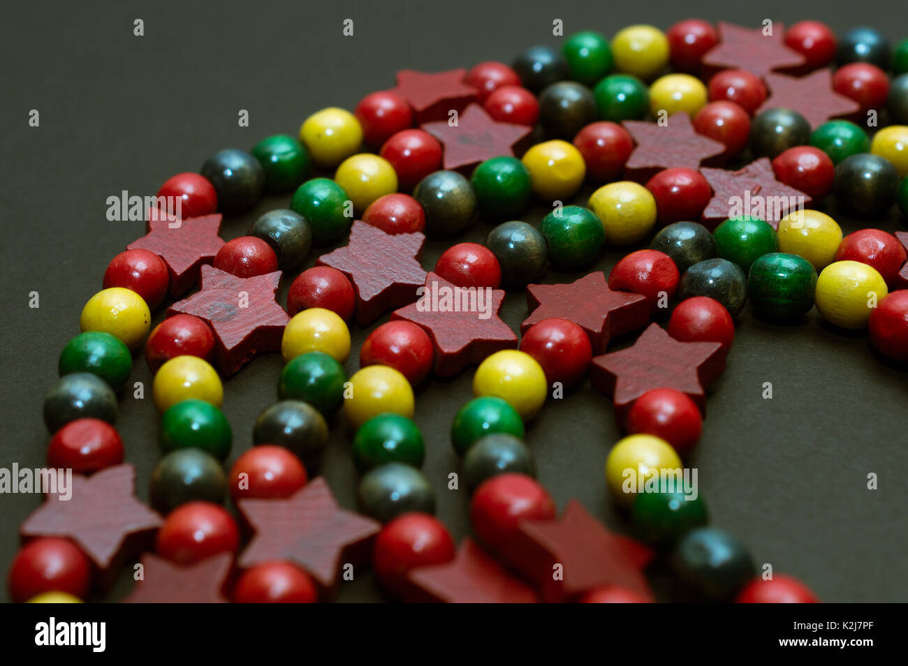 Wooden Weihnachten Dekorative Perlen auf einer einfachen neutralen Hintergrund angeordnet Stockfoto