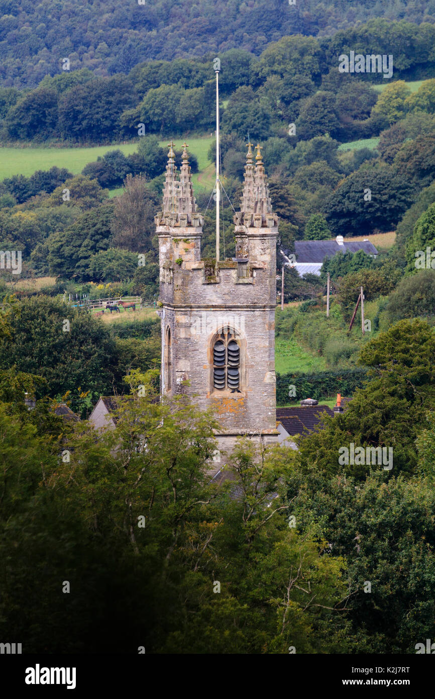 Der Turm von St. Andrew's Church in Buckland Monachorum, Devon, Dartmoor im Hintergrund Stockfoto