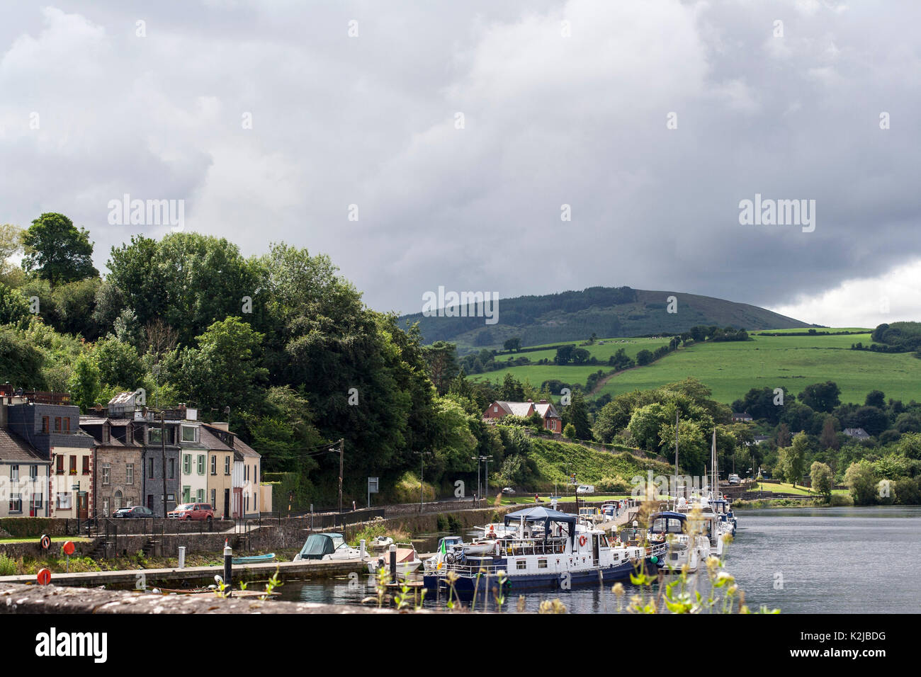 Häuser, Boote und Kähne entlang des Flusses Shannon, Killaloe, Clare, Irland Stockfoto