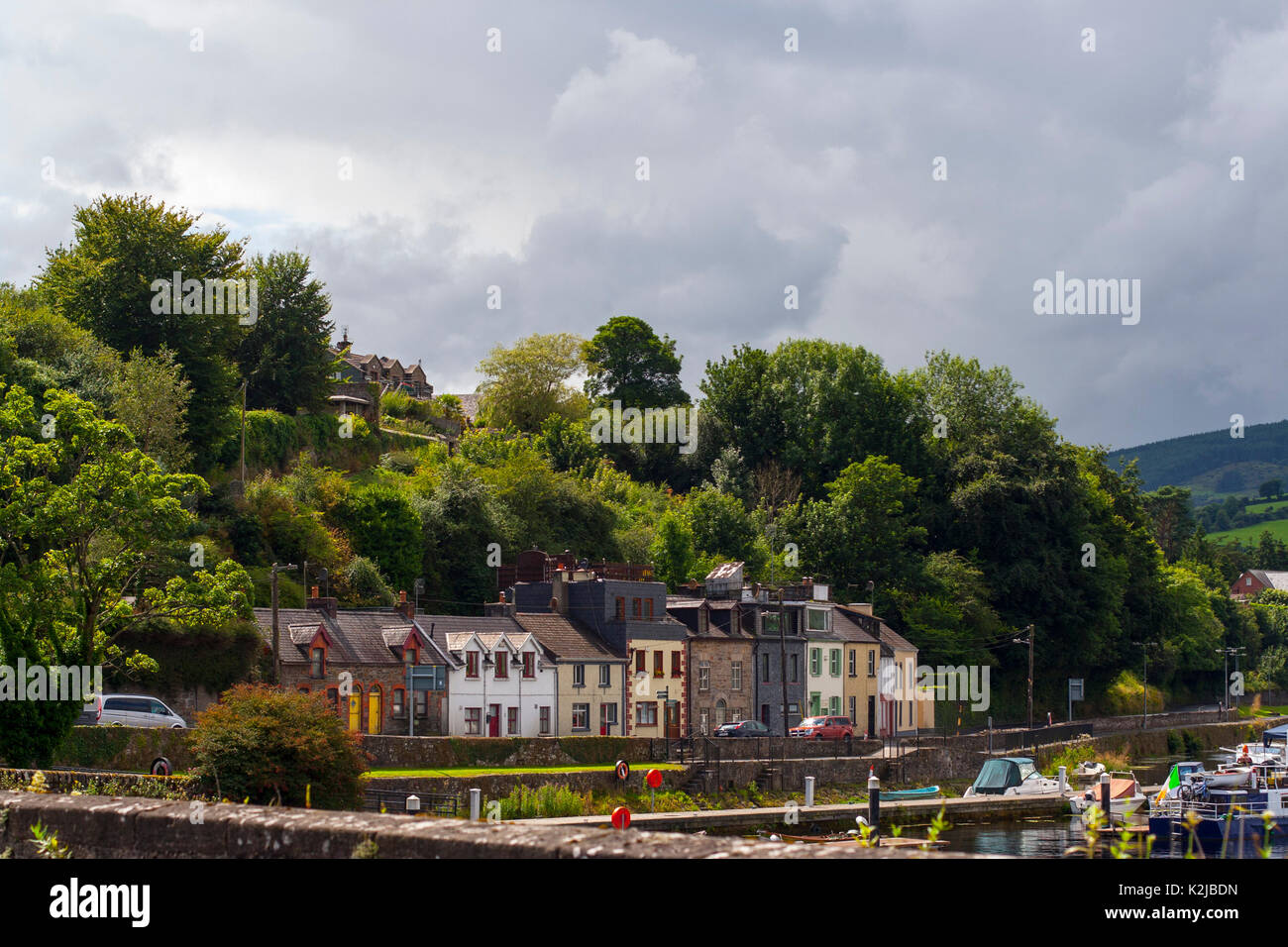 Häuser, Boote und Kähne entlang des Flusses Shannon, Killaloe, Clare, Irland Stockfoto