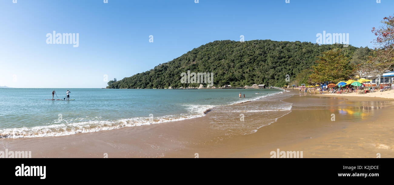 Panoramablick auf Strand Praia de Laranjeiras - Balneário Camboriú, Santa Catarina, Brasilien Stockfoto
