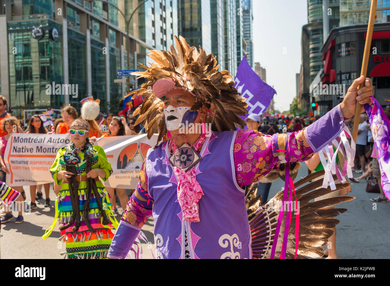 Montreal, Kanada - 20 August 2017: Erste Nationen Leute sorgen Montreal Gay Pride Parade Stockfoto