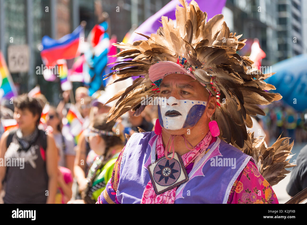 Montreal, Kanada - 20 August 2017: Erste Nationen Leute sorgen Montreal Gay Pride Parade Stockfoto