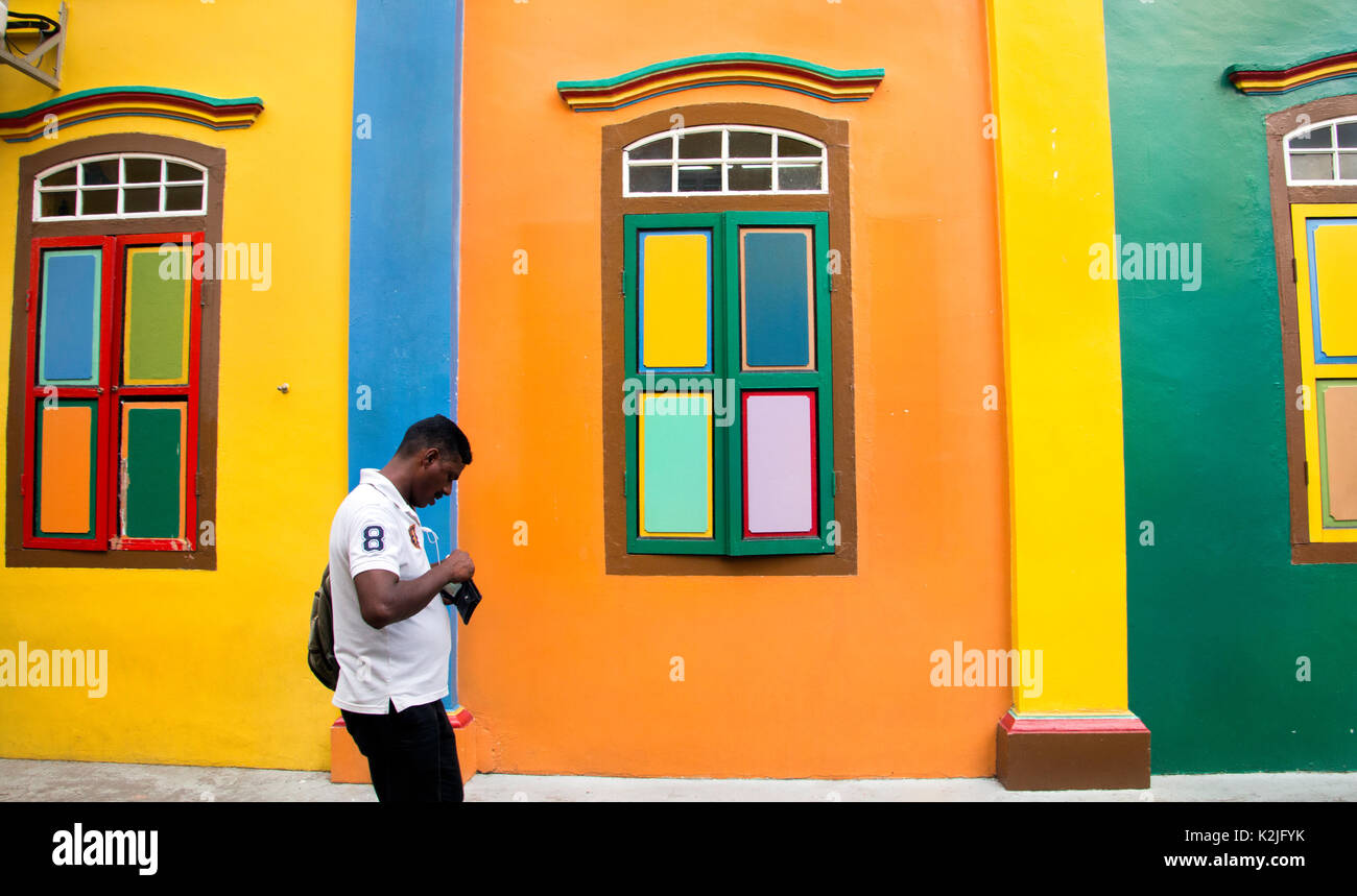 Emigrant Arbeitnehmer vor bunten Fenster aus dem Hause Tan Teng Niah, Serangoon Road, Little India, Singapur, pradeep Subramanian Stockfoto