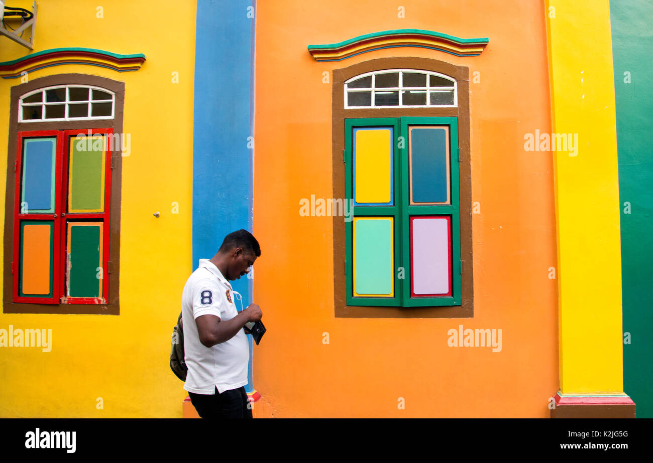Emigrant Arbeitnehmer vor bunten Fenster aus dem Hause Tan Teng Niah, Serangoon Road, Little India, Singapur, pradeep Subramanian Stockfoto