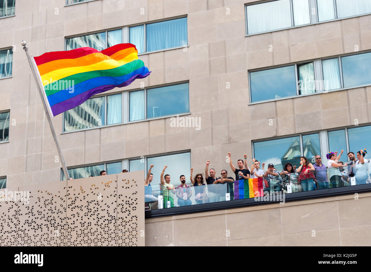 Montreal, Kanada - 20 August 2017: Zuschauer ziehen die Fäuste im Moment der Stille in Montreal Gay Pride Parade. Stockfoto