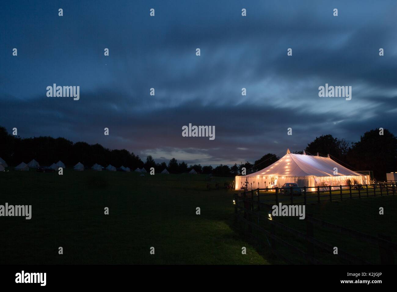 Festzelt Veranstaltungsort für Hochzeiten mit Lichterketten für Hochzeit und Rezeption in der Nacht Stockfoto