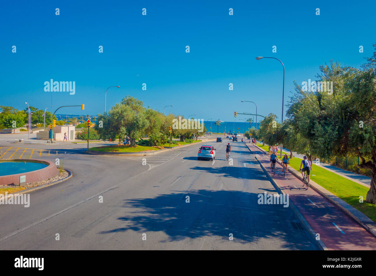 PALMA DE MALLORCA, SPANIEN - 18. AUGUST 2017: Unbekannter Menschen Radfahren und Wandern rund um die Stadt von Palma de Mallorca in einem schönen blauen sonnigen Tag in Palma de Mallorca, Spanien Stockfoto