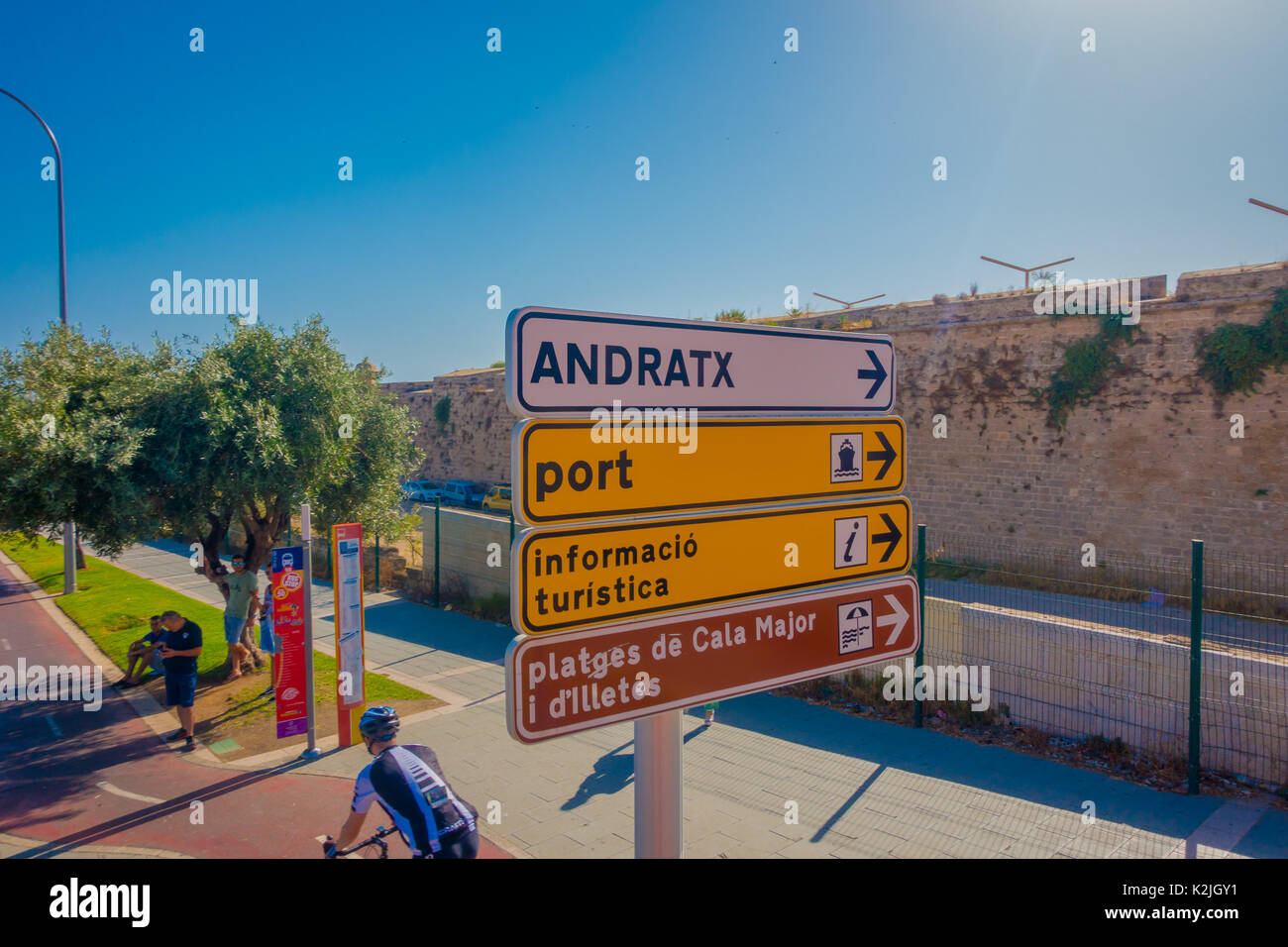PALMA DE MALLORCA, SPANIEN - 18. AUGUST 2017: Informative Zeichen mit einigen Menschen Radfahren und Wandern rund um die Stadt von Palma de Mallorca in einem schönen blauen sonnigen Tag in Palma de Mallorca, Spanien Stockfoto