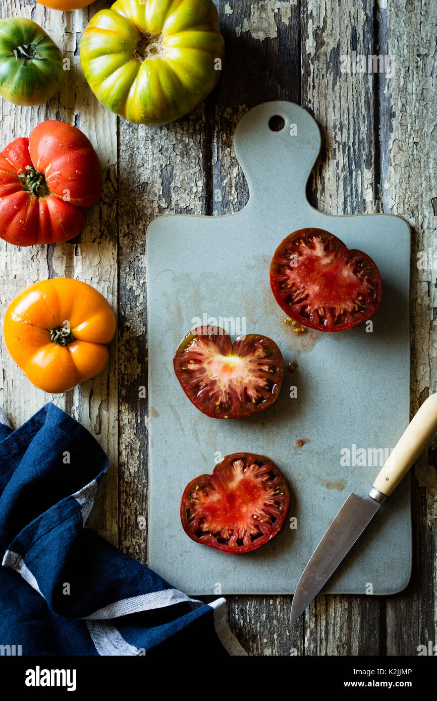 Bunte heirloom Tomaten auf einem Schneidebrett Stockfoto