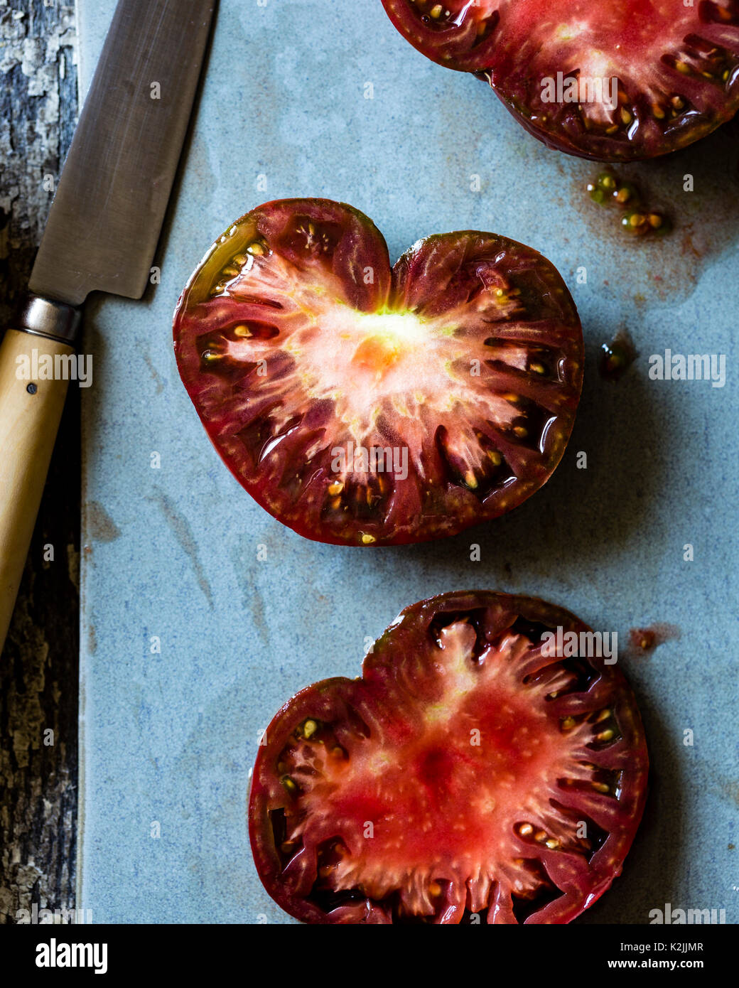 Bunte heirloom Tomaten auf einem Schneidebrett Stockfoto