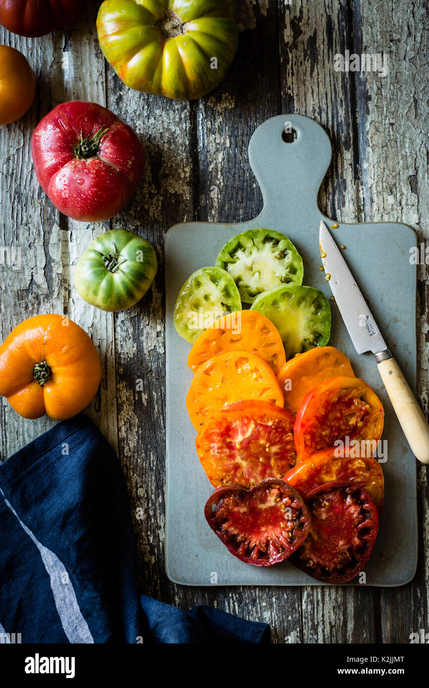 Bunte heirloom Tomaten auf einem Schneidebrett Stockfoto