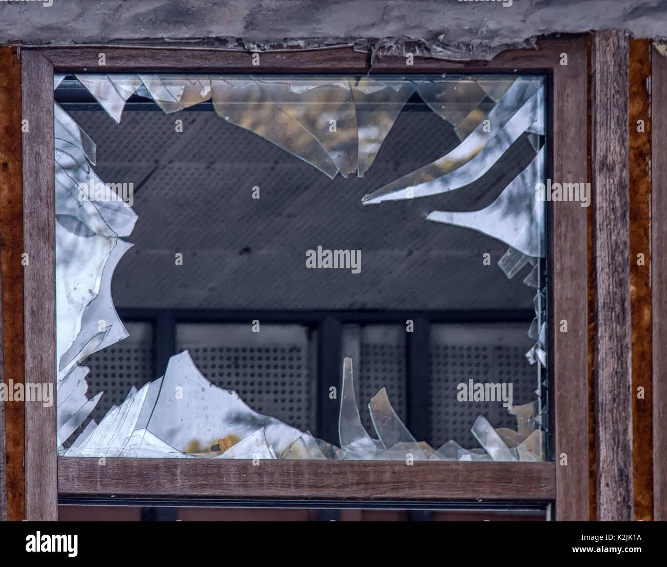 Glasbruch, Gefahr. großes Fenster mit blauem Glas-Zerstörung Stockfoto