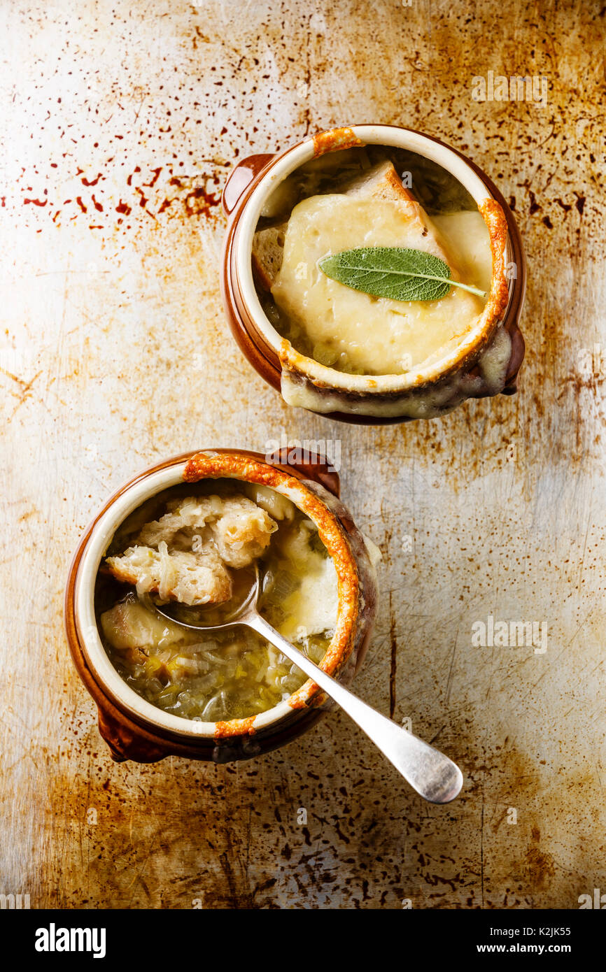 Hausgemachte Franzosische Zwiebelsuppe Mit Kase Und Toast Stockfotografie Alamy