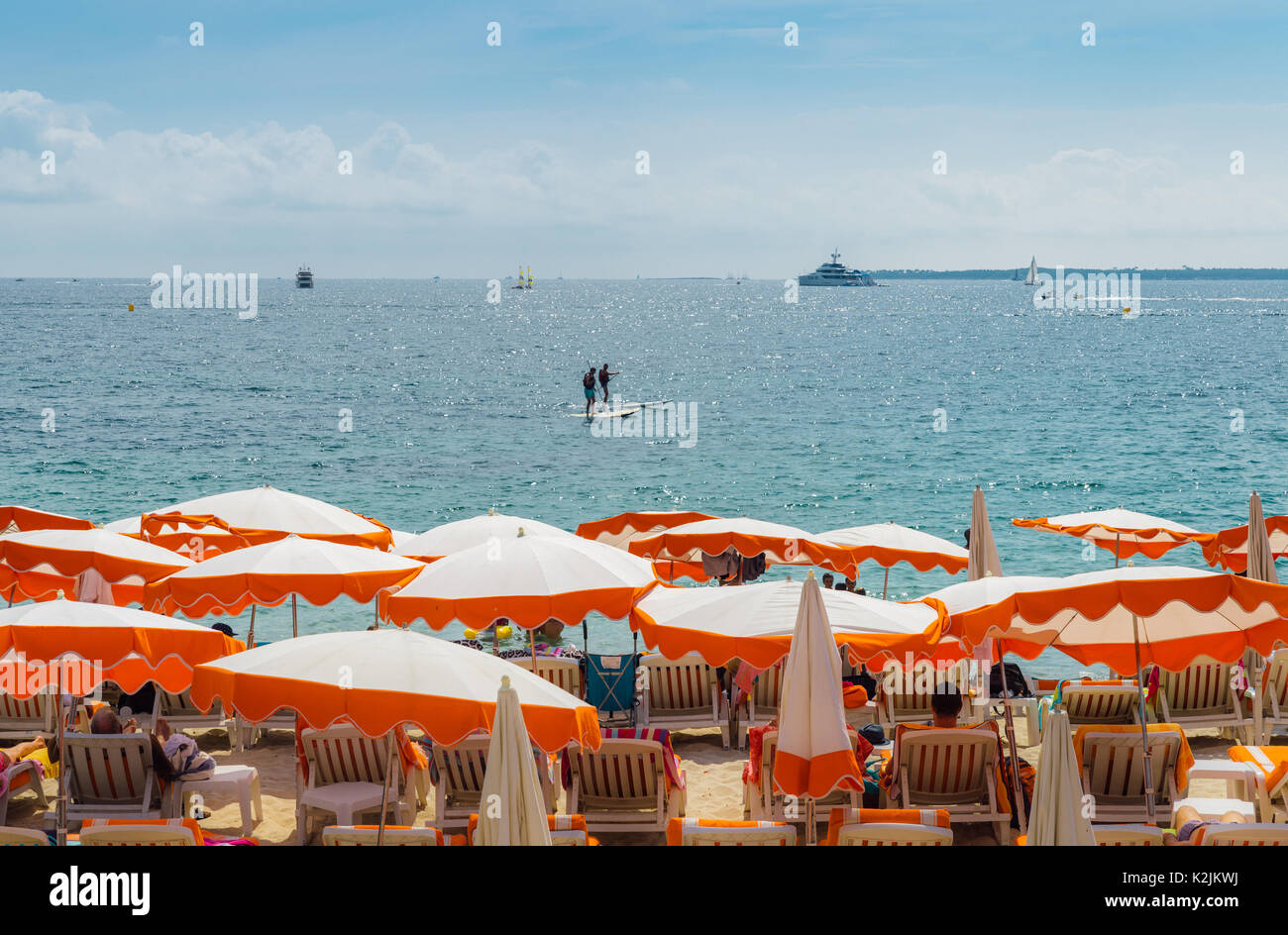 Belebten Strand in Juan-les-Pins, Cote d'Azur, Frankreich Stockfoto