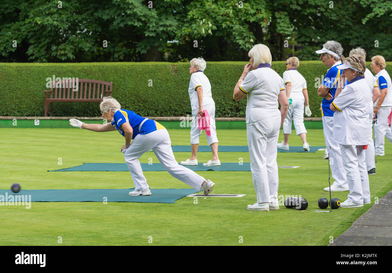 Ältere Menschen spielen Boule im Sommer. Senior Freunden auf einer Rasenfläche im Sommer in Großbritannien. Stockfoto