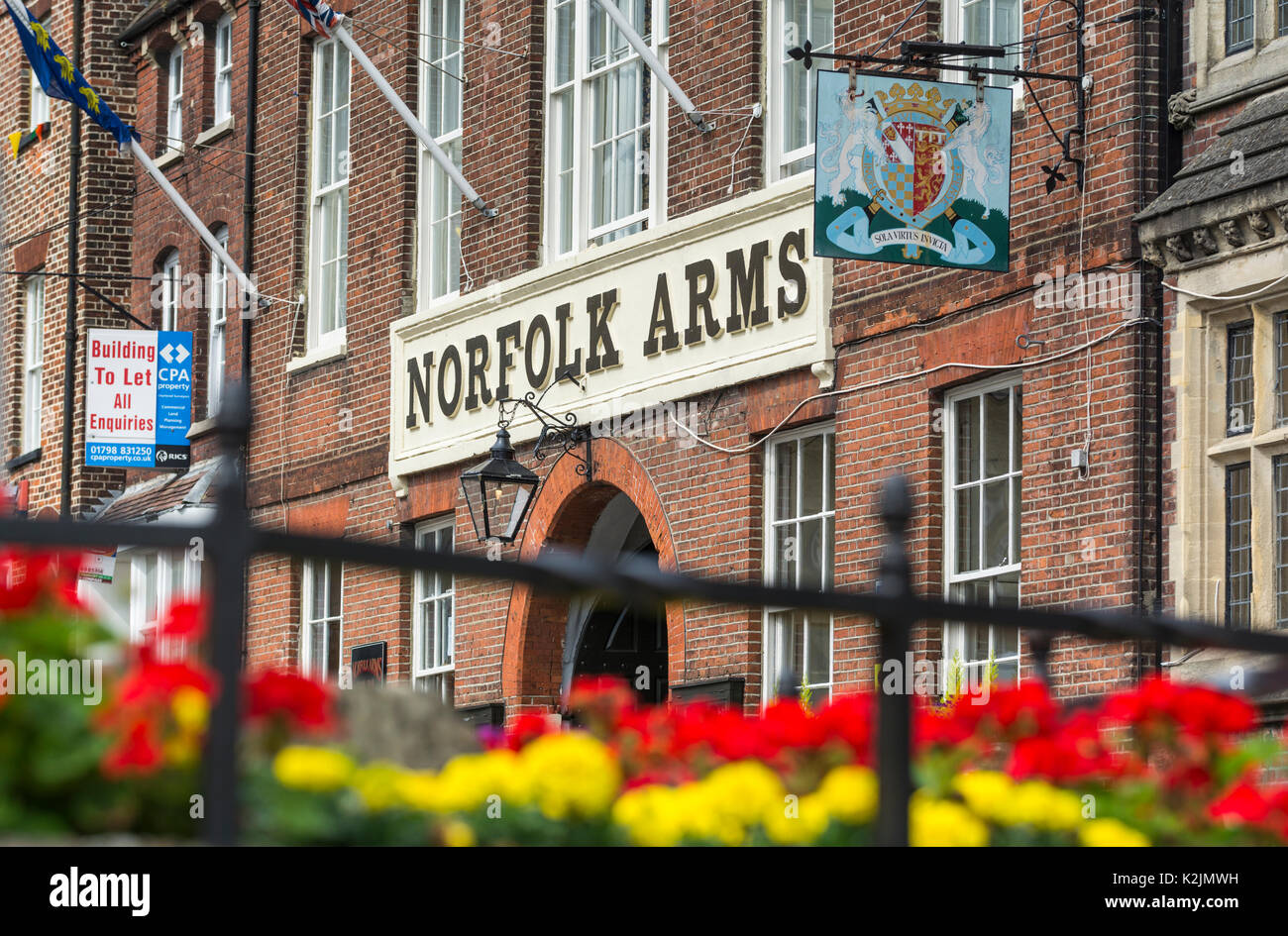 Norfolk Arms Hotel in der High Street in Arundel, West Sussex, England, UK. Stockfoto