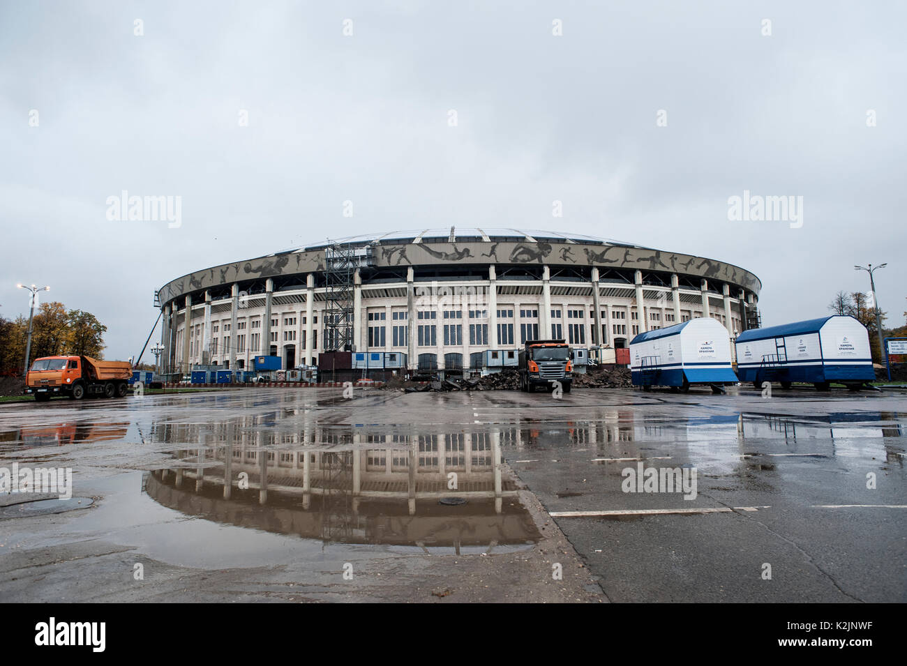 Renovierung der Luzhniki Stadion in Moskau. Es wird das Finale der Weltmeisterschaft host und hat eine Kapazität von 80.000 Personen. Bau und Renovierung von Fußballstadien in Russland ist Rennen gegen die Zeit, als Russland ist die FIFA WM 2018 im Juni und Juli 2018 zu bewirten. Stockfoto