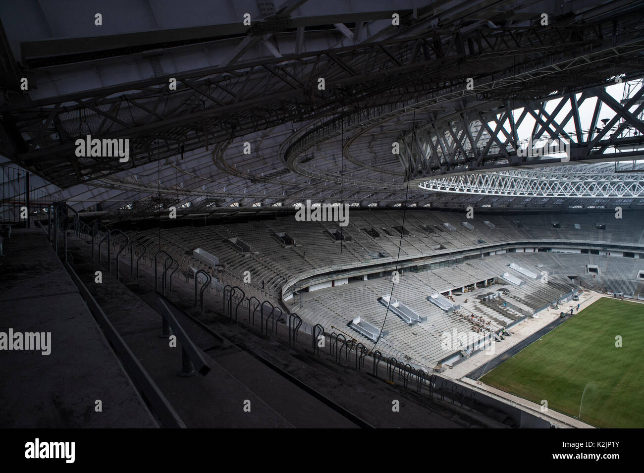 Renovierung der Luzhniki Stadion in Moskau. Es wird Gastgeber der WM Finale und hat eine Kapazität von 80 000 Personen. Bau und Renovierung von Fußballstadien in Russland ist Rennen gegen die Zeit, als Russland ist die FIFA WM 2018 im Juni und Juli 2018 zu bewirten. Stockfoto