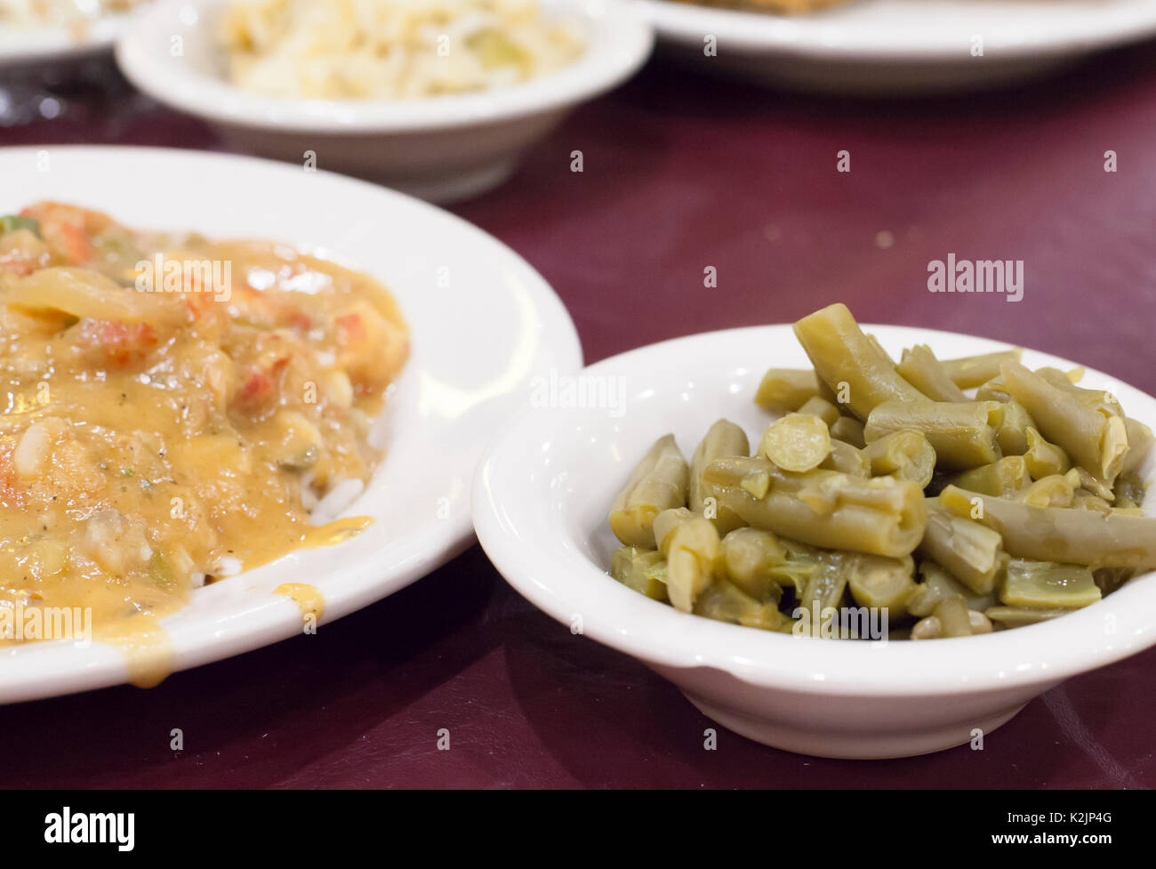 Tabelle der Nahrung, mit dem Fokus auf crawfish etouffee und grüne Bohnen Stockfoto