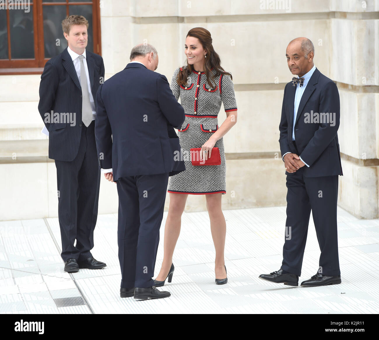 Foto muss Gutgeschrieben © Alpha Presse 079965 29/06/2017 Kate, Herzogin von Cambridge Katherine Catherine Middleton mit Nicholas Coleridge und Tristram Hunt öffnet die neue V&A Exhibition Road Quartal im Victoria und Albert Museum (V&A) in London. Stockfoto