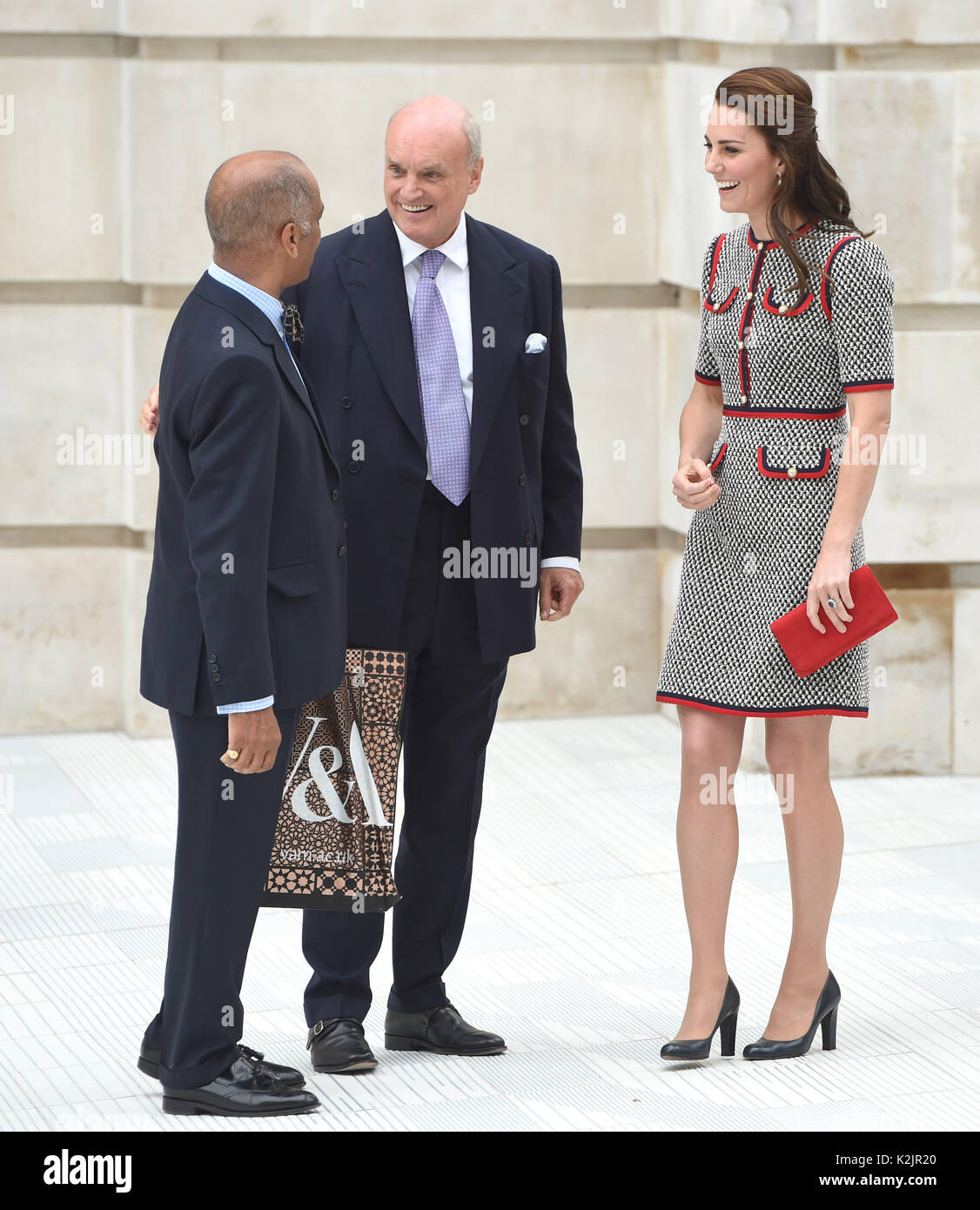 Foto muss Gutgeschrieben © Alpha Presse 079965 29/06/2017 Kate, Herzogin von Cambridge Katherine Catherine Middleton mit Nicholas Coleridge öffnet die neue V&A Exhibition Road Quartal im Victoria und Albert Museum (V&A) in London. Stockfoto