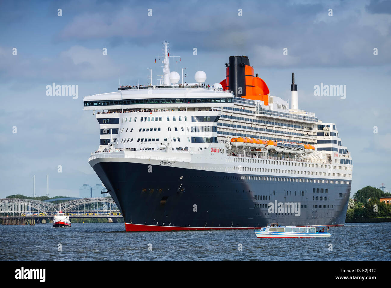 Kreuzfahrtschiff "Queen Mary 2" im Hamburger Hafen, Deutschland