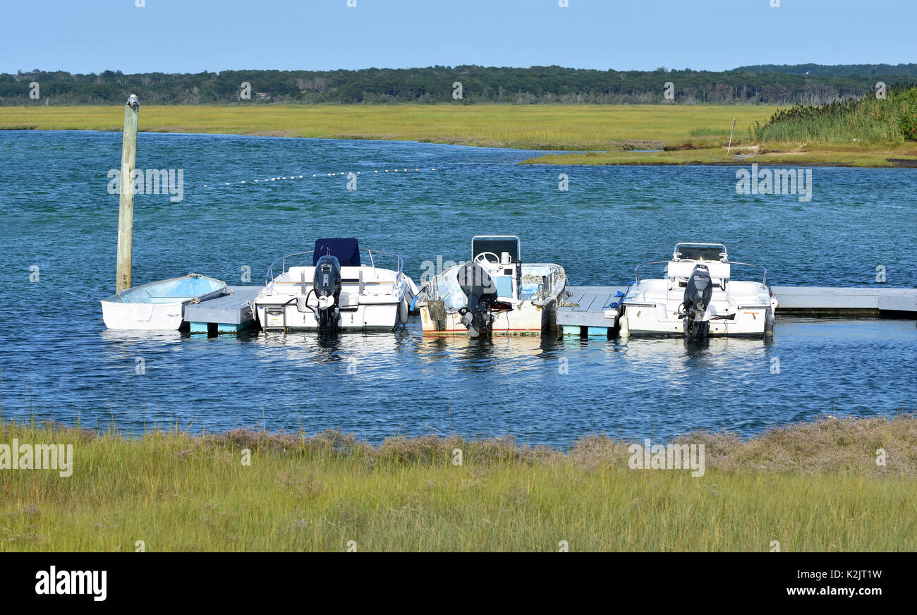 Boote am Dock - Bass Bohrung - yarmouthport auf Cape Cod, Massachusetts Stockfoto