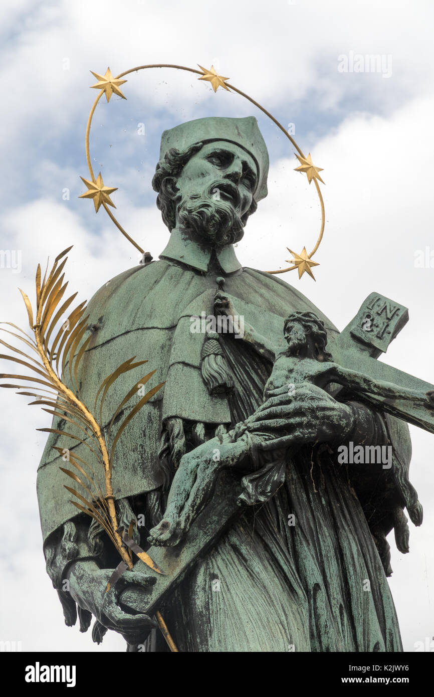 Statue der Märtyrer Hl. Johannes Nepomuk auf der Karlsbrücke in Prag Stockfoto