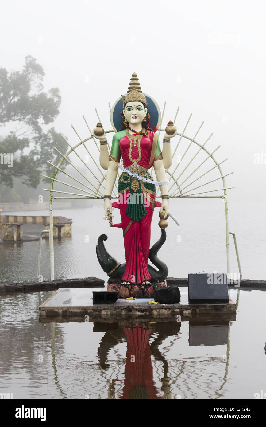 Statue von Shakti in einem hinduistischen Tempel (Grand Bassin), in den Tag mit Nebel, mystische Atmosphäre. Mauritius Stockfoto