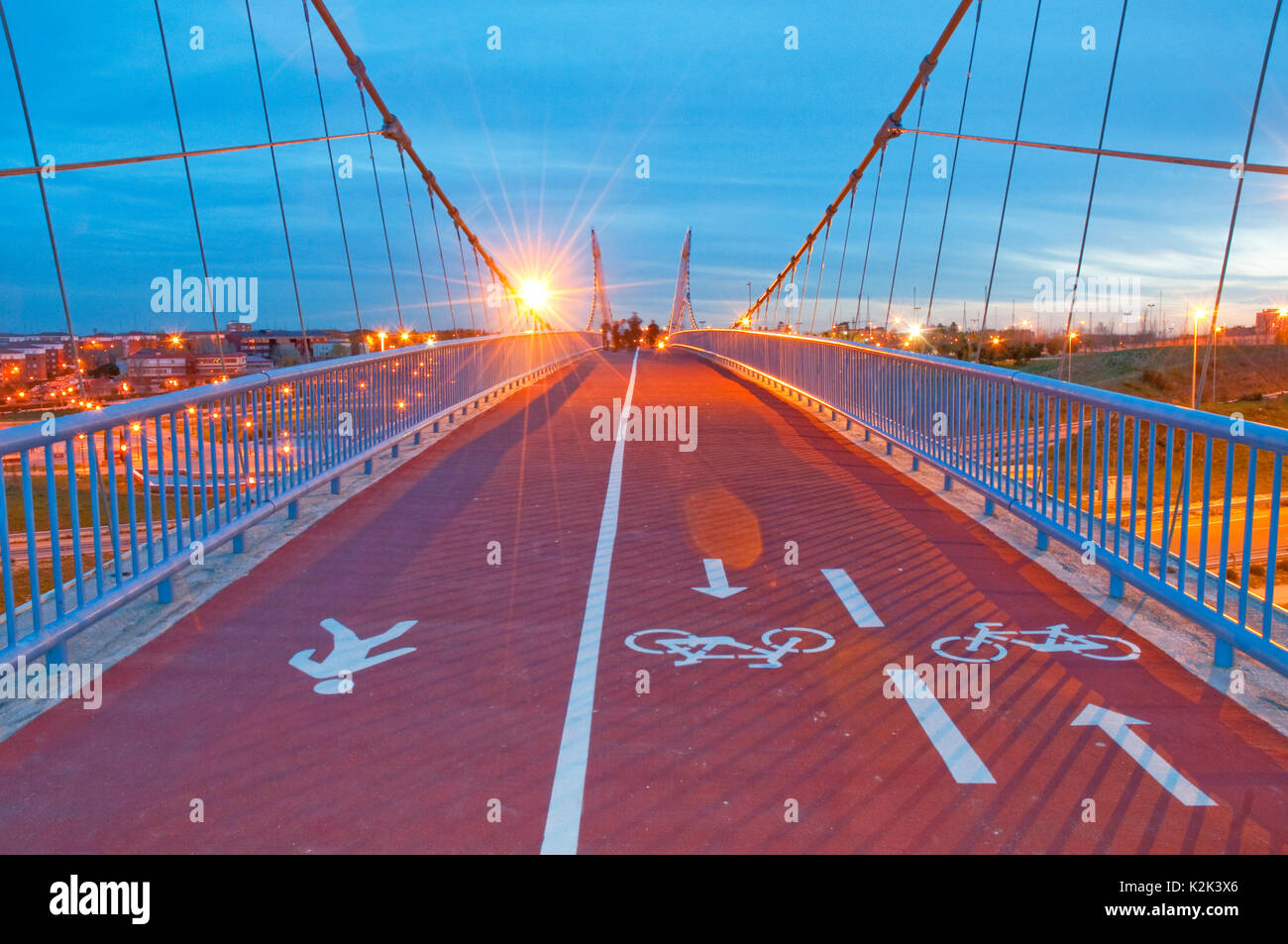 Steg und Radweg, Nacht. Madrid, Spanien. Stockfoto