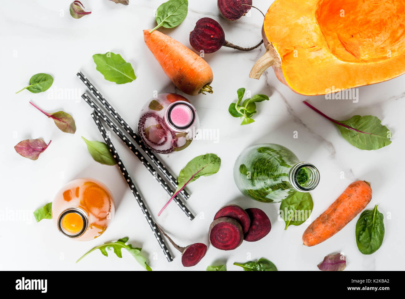 Vegane Ernährung Essen. Auswahl bunte frische organische Smoothies Getränke mit Herbst Gemüse: Rote Beete, Kürbis, Karotte, Blattgemüse. In Flaschen, wh Stockfoto