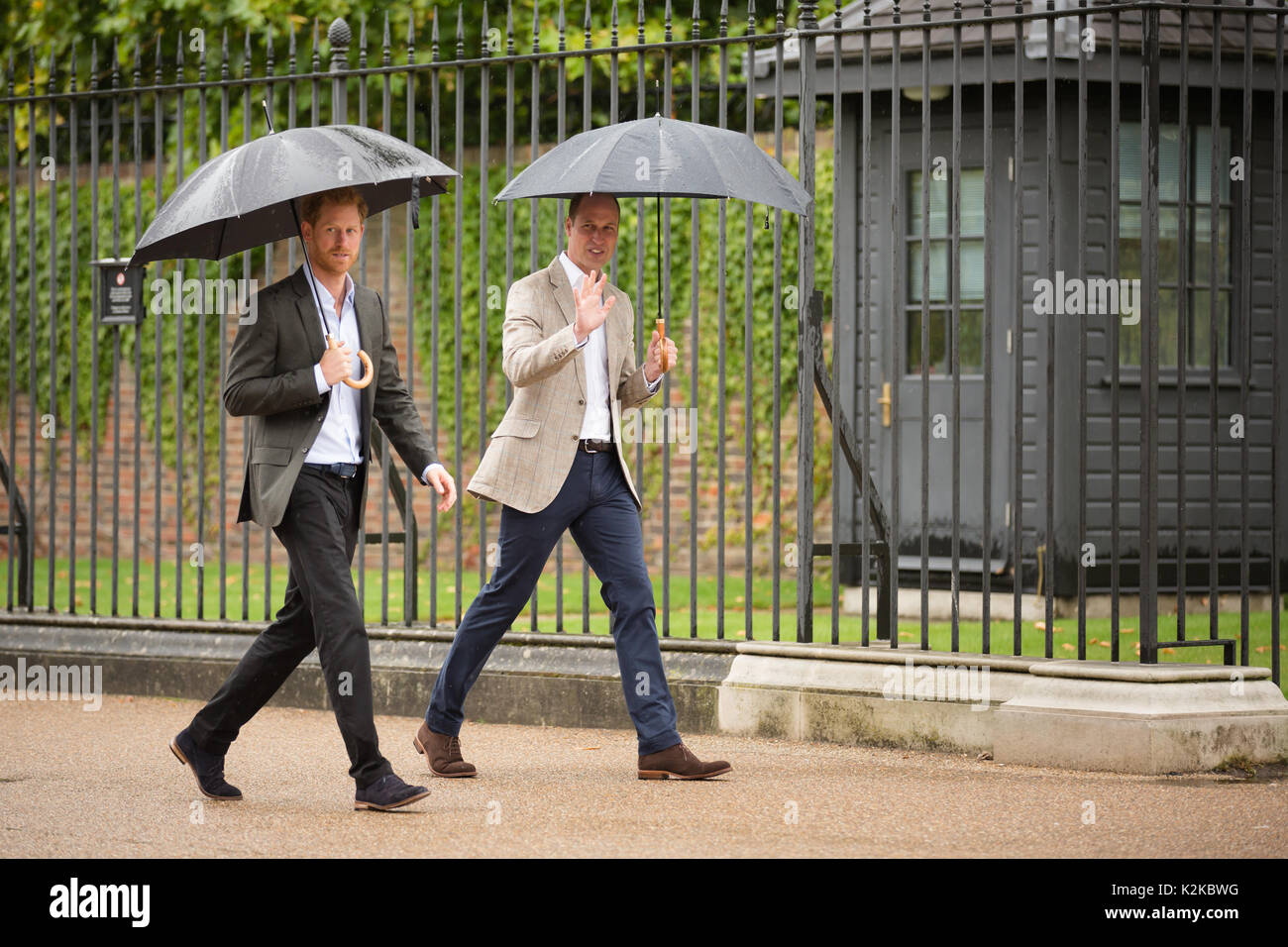London, Großbritannien. 30 Aug, 2017. TRH die Prinzen William und Harry gehen Sie in Richtung der floral Tribute an den Toren der Kensington Palace links in Gedenken an ihre Mutter, Prinzessin Diana, am Vorabend des 20. Jahrestag ihres Todes. Mittwoch, den 30. August 2017 Credit: Amanda Rose/Alamy leben Nachrichten Stockfoto