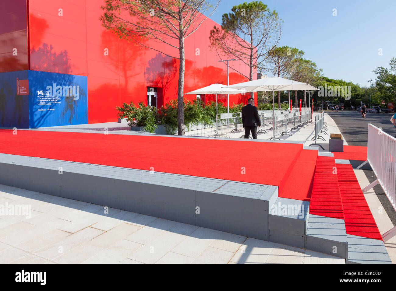 Lido, Venedig, Italien. 30 Aug, 2017. Veranstaltungsorte der Film Festival 2017 nach dem letzten Vorbereitungen und Installationen und bevor die Massen kommen für die Eröffnung des Festivals. Das endgültige Layout des roten Teppich Schritte und Eingang zur Sala Giardino mit einem Wachmann weg zeigt über die Hindernisse, die den Strom von Menschen. Stockfoto