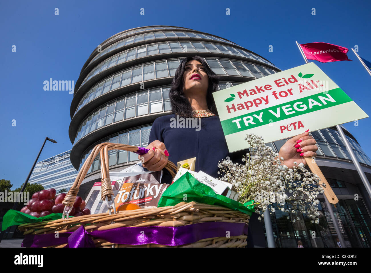 London, Großbritannien. 31. August 2017. PETA Protest außerhalb der City Hall. Asifa Lahore, Britain's first out Muslimischen Drag Queen, Posen für Fotos mit einem Veganer Goodies von PETA behindern, bevor Sie nach London Bürgermeister Sadiq Khan's Office für das Eid al-Adha, hat keine bestimmte Zeitdauer und heiligen Feier. Credit: Guy Corbishley/Alamy leben Nachrichten Stockfoto