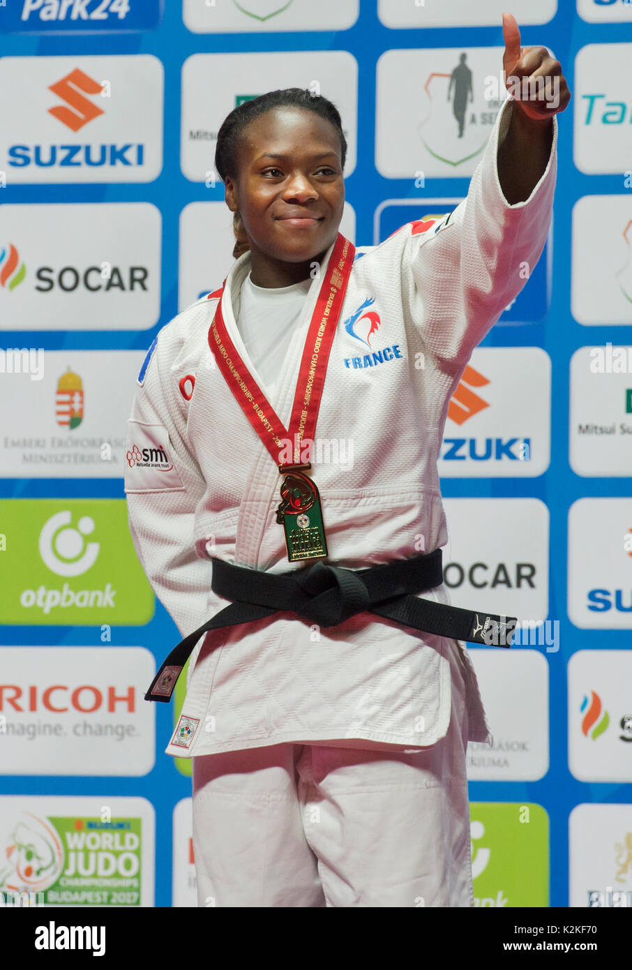 Budapest, Ungarn. 31 Aug, 2017. Sieger Clarisse Agbegnenou von Frankreich wirft mit ihre Medaille in der Kategorie -63 kg Frauen, 2. Runde, innerhalb von Suzuki World Judo Championships 2017 in Budapest, Ungarn, am 31. August 2017. Quelle: Vit Simanek/CTK Photo/Alamy leben Nachrichten Stockfoto