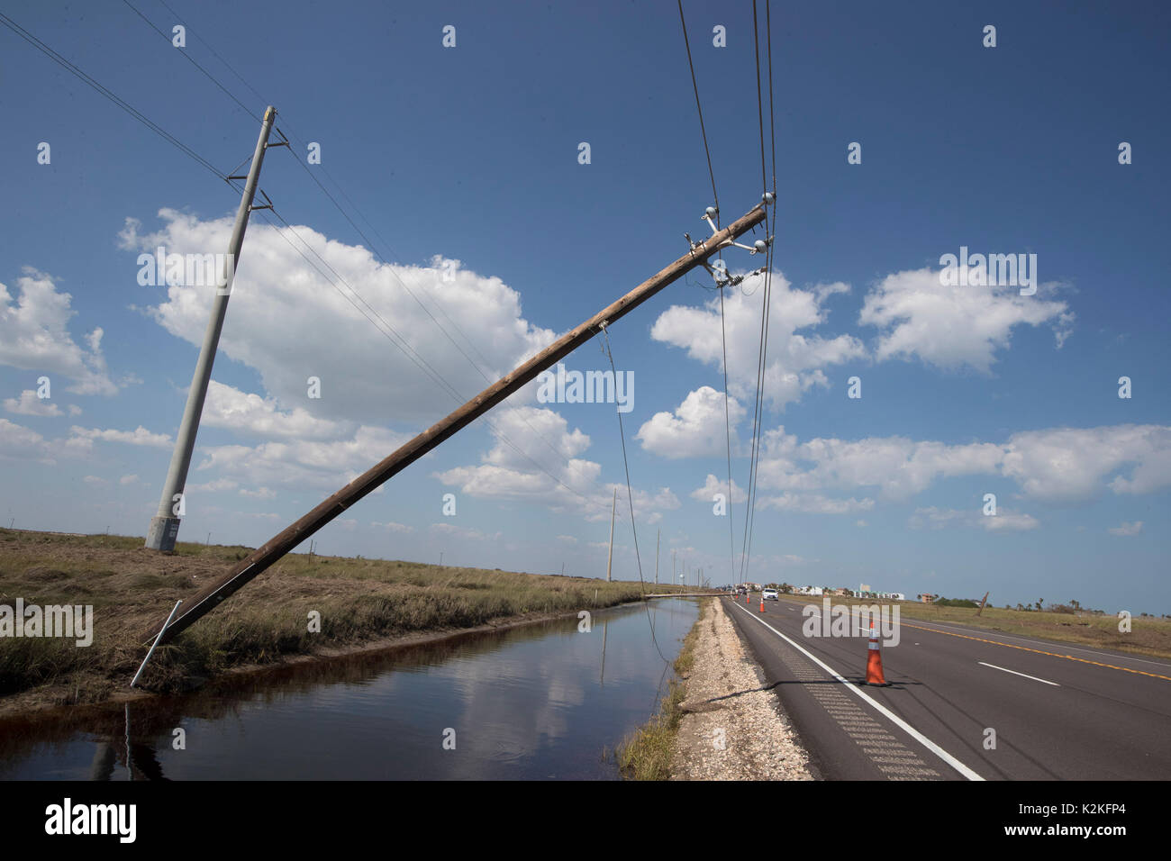 Port Aransas, USA. 30 Aug, 2017. Umfangreiche Schäden vom Hurrikan Harvey's Hit fast eine Woche vor Würfe die Coastal Texas Stadt Port Aransas als Bewohner in erlaubt sind Wracks zu Umfrage. Harvey's toll l auf Texas werden Milliarden von Dollar erreichen. Credit: Bob Daemmrich/Alamy leben Nachrichten Stockfoto