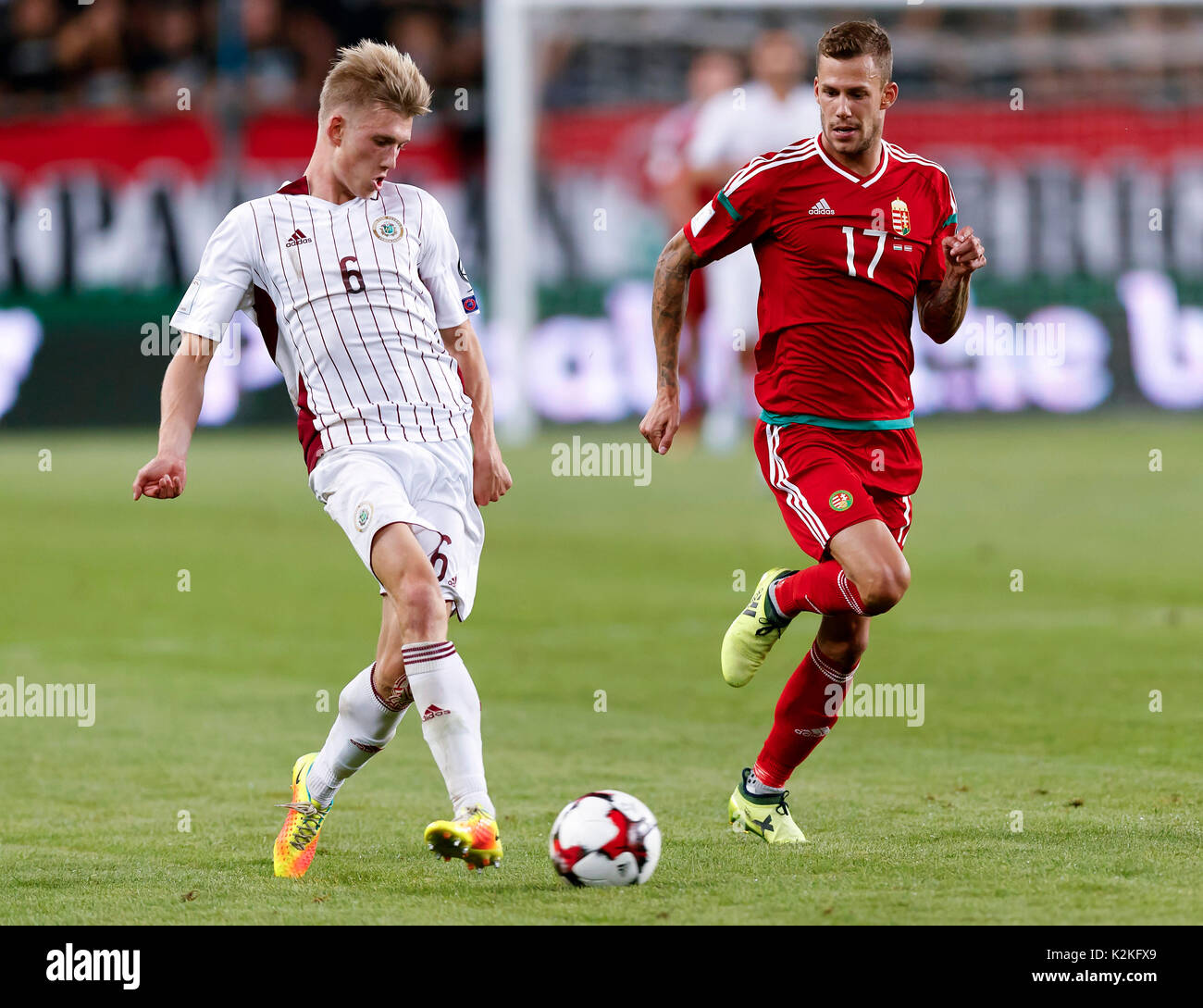 Budapest, Ungarn. 31. August 2017. Davis Indrans # 6 von Lettland die Kugel neben Roland Varga #17 von Ungarn während der FIFA 2018 WM-Qualifikationsspiel zwischen Ungarn und Lettland an Groupama Arena läuft am 31. August 2017 in Budapest, Ungarn. Credit: Laszlo Szirtesi/Alamy leben Nachrichten Stockfoto