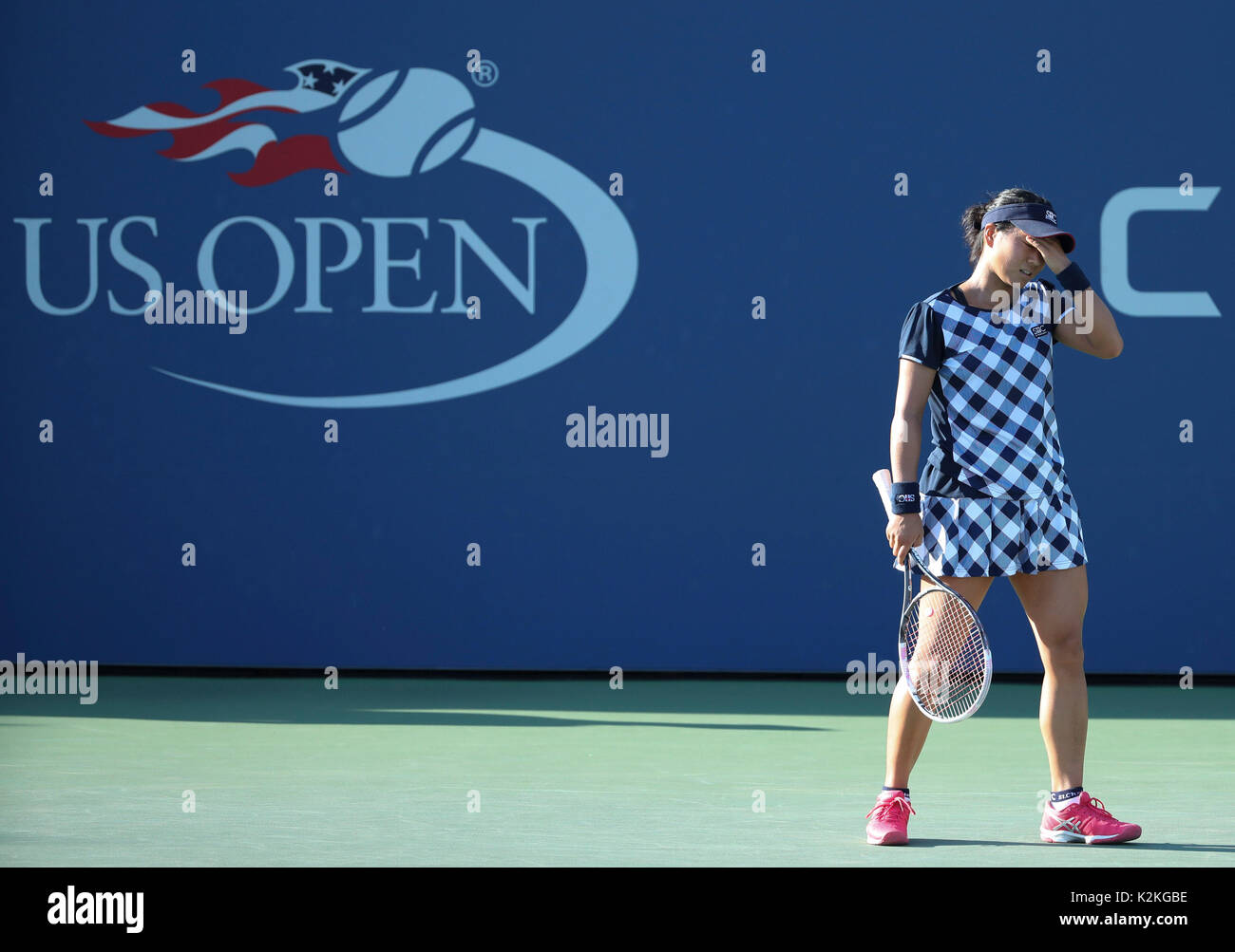 New York, USA. 31 Aug, 2017. Risa Ozaki von Japan reagiert während der Frauen singles Achtelfinale gegen Zhang Shuai von China im Jahr 2017 US Open in New York, USA, Nov. 31, 2017. Risa Ozaki verloren 0-2. Credit: Wang Ying/Xinhua/Alamy leben Nachrichten Stockfoto